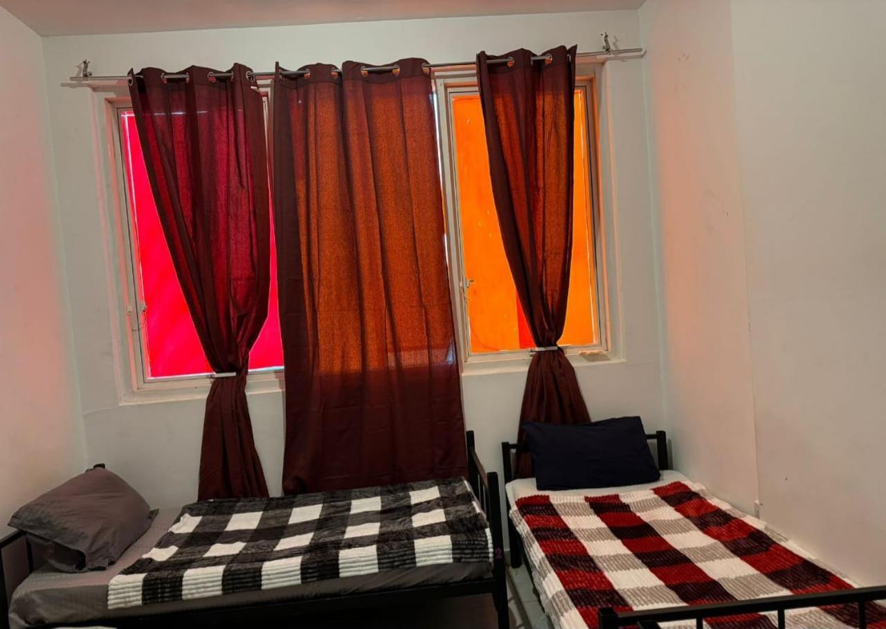 אבו דאבי Corniche Street - For Males "Peaceful Bed Space" מראה חיצוני תמונה